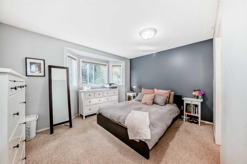 985 Wilson Way, Canmore, AB - Indoor Photo Showing Bedroom