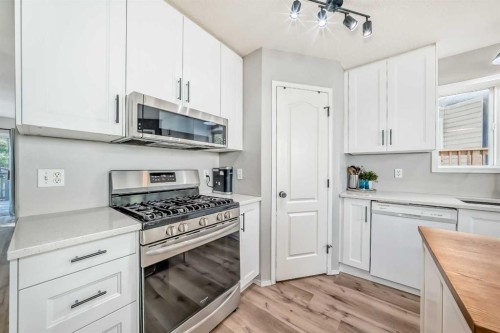 985 Wilson Way, Canmore, AB - Indoor Photo Showing Kitchen