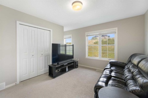 174 Ascot Point Sw, Calgary, AB - Indoor Photo Showing Living Room