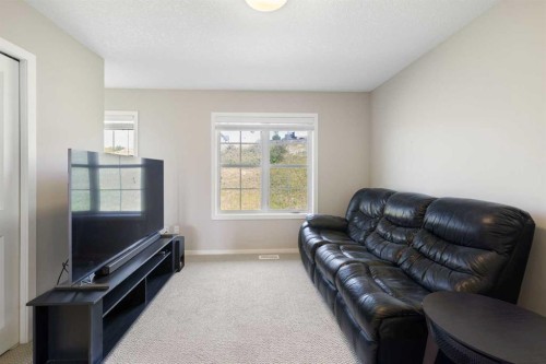 174 Ascot Point Sw, Calgary, AB - Indoor Photo Showing Living Room