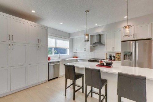 819 Shawnee Terrace Sw, Calgary, AB - Indoor Photo Showing Kitchen With Upgraded Kitchen