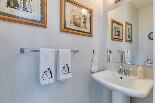 819 Shawnee Terrace Sw, Calgary, AB - Indoor Photo Showing Bathroom