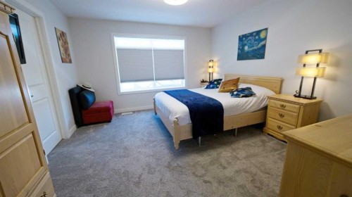 819 Shawnee Terrace Sw, Calgary, AB - Indoor Photo Showing Bedroom