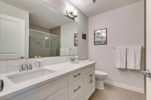 819 Shawnee Terrace Sw, Calgary, AB - Indoor Photo Showing Bathroom