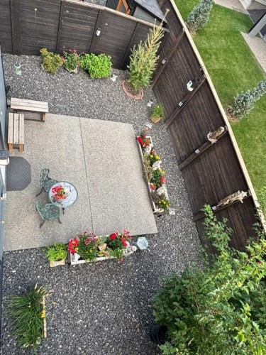 819 Shawnee Terrace Sw, Calgary, AB - Outdoor