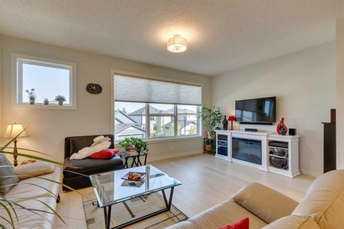819 Shawnee Terrace Sw, Calgary, AB - Indoor Photo Showing Living Room