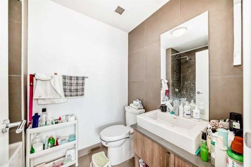 1202-550 Riverfront Avenue Se, Calgary, AB - Indoor Photo Showing Bathroom
