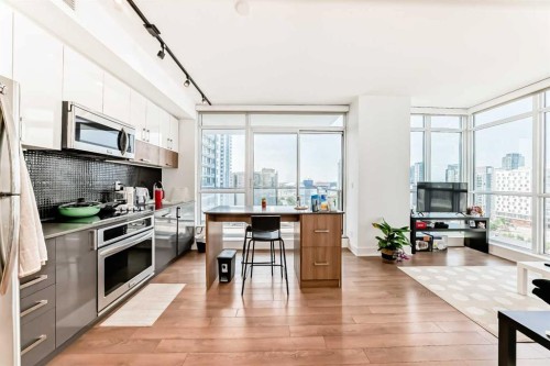 1202-550 Riverfront Avenue Se, Calgary, AB - Indoor Photo Showing Kitchen With Upgraded Kitchen