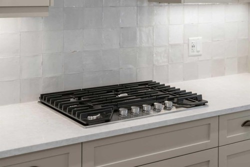 8349 8 Avenue Sw, Calgary, AB - Indoor Photo Showing Kitchen