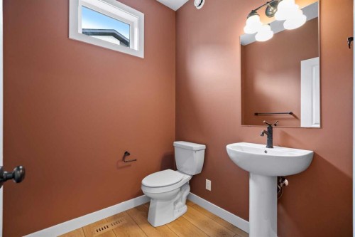 8349 8 Avenue Sw, Calgary, AB - Indoor Photo Showing Bathroom