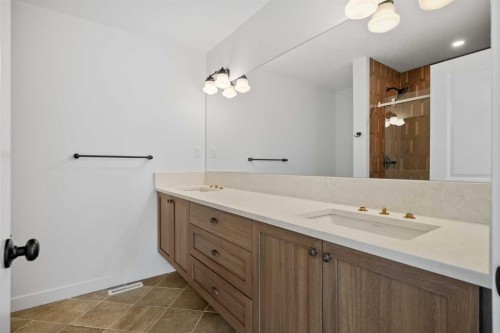 8349 8 Avenue Sw, Calgary, AB - Indoor Photo Showing Bathroom