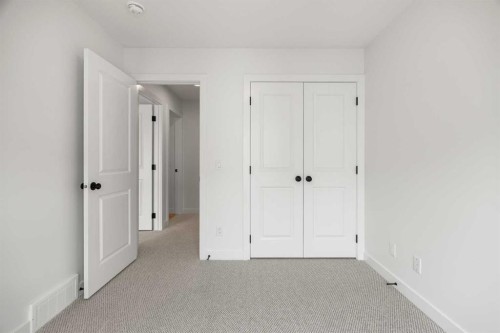 8349 8 Avenue Sw, Calgary, AB - Indoor Photo Showing Other Room