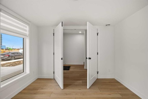 8349 8 Avenue Sw, Calgary, AB - Indoor Photo Showing Other Room