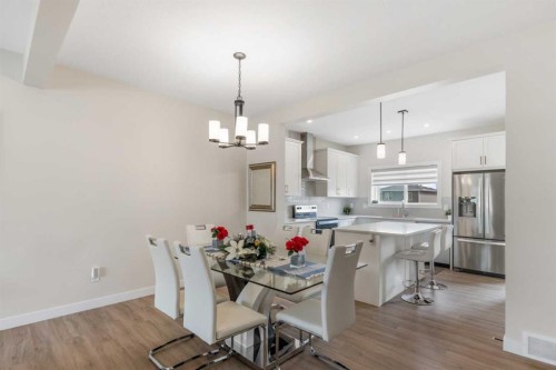 746 Bayview Hill Sw, Airdrie, AB - Indoor Photo Showing Dining Room