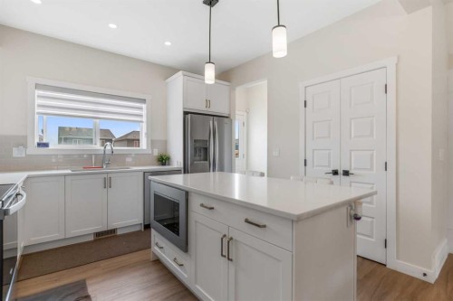 746 Bayview Hill Sw, Airdrie, AB - Indoor Photo Showing Kitchen