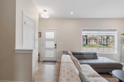 746 Bayview Hill Sw, Airdrie, AB - Indoor Photo Showing Living Room