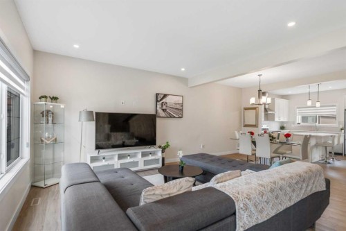 746 Bayview Hill Sw, Airdrie, AB - Indoor Photo Showing Living Room