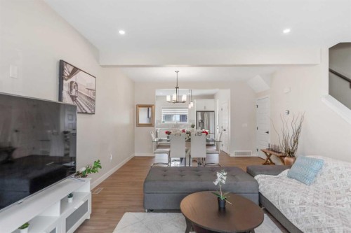 746 Bayview Hill Sw, Airdrie, AB - Indoor Photo Showing Living Room