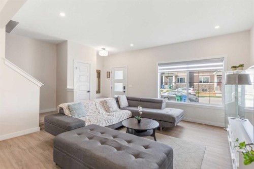 746 Bayview Hill Sw, Airdrie, AB - Indoor Photo Showing Living Room