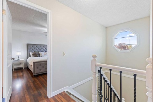 933 Applewood Drive Se, Calgary, AB - Indoor Photo Showing Other Room