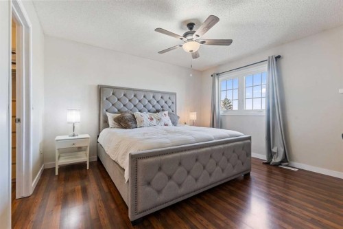 933 Applewood Drive Se, Calgary, AB - Indoor Photo Showing Bedroom