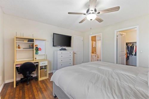 933 Applewood Drive Se, Calgary, AB - Indoor Photo Showing Bedroom