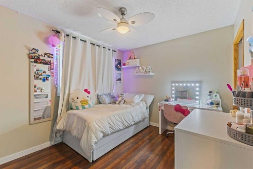 933 Applewood Drive Se, Calgary, AB - Indoor Photo Showing Bedroom