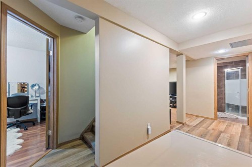 933 Applewood Drive Se, Calgary, AB - Indoor Photo Showing Other Room