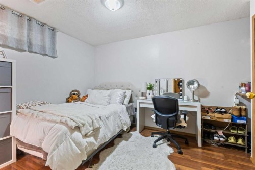 933 Applewood Drive Se, Calgary, AB - Indoor Photo Showing Bedroom