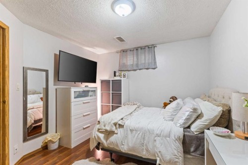 933 Applewood Drive Se, Calgary, AB - Indoor Photo Showing Bedroom