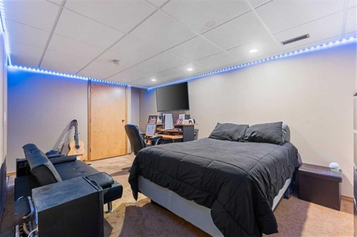 933 Applewood Drive Se, Calgary, AB - Indoor Photo Showing Bedroom