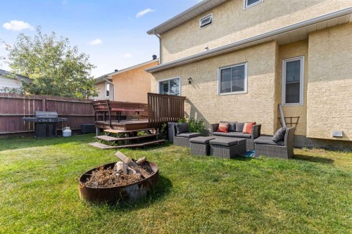 933 Applewood Drive Se, Calgary, AB - Outdoor With Exterior