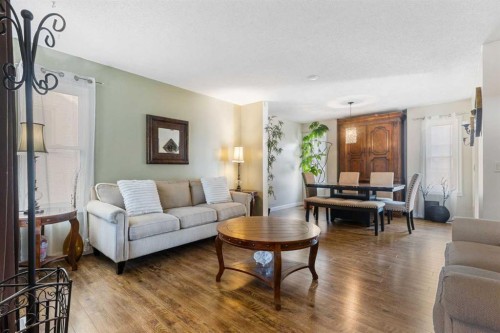 933 Applewood Drive Se, Calgary, AB - Indoor Photo Showing Living Room