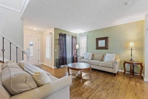 933 Applewood Drive Se, Calgary, AB - Indoor Photo Showing Living Room