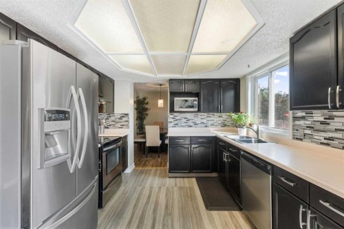 933 Applewood Drive Se, Calgary, AB - Indoor Photo Showing Kitchen With Double Sink With Upgraded Kitchen