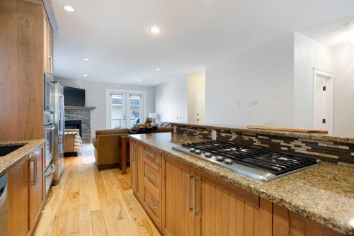 102-814 Memorial Drive Nw, Calgary, AB - Indoor Photo Showing Kitchen With Double Sink