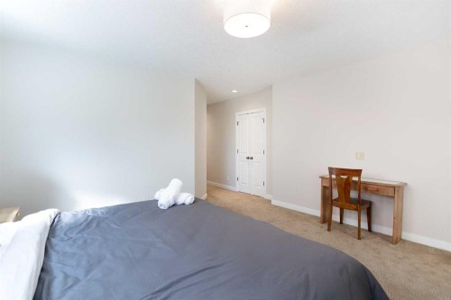 102-814 Memorial Drive Nw, Calgary, AB - Indoor Photo Showing Bedroom