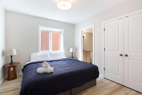 102-814 Memorial Drive Nw, Calgary, AB - Indoor Photo Showing Bedroom