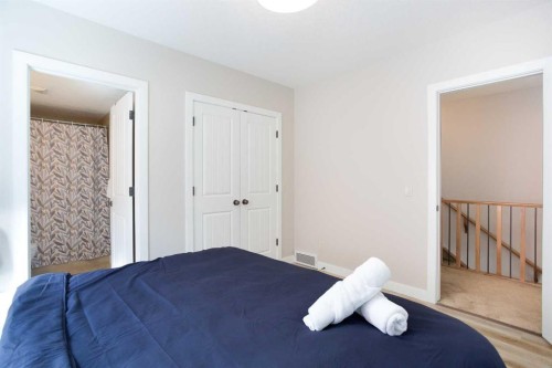 102-814 Memorial Drive Nw, Calgary, AB - Indoor Photo Showing Bedroom