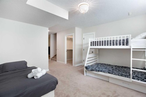 102-814 Memorial Drive Nw, Calgary, AB - Indoor Photo Showing Bedroom