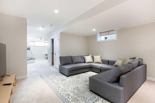 102-814 Memorial Drive Nw, Calgary, AB - Indoor Photo Showing Other Room