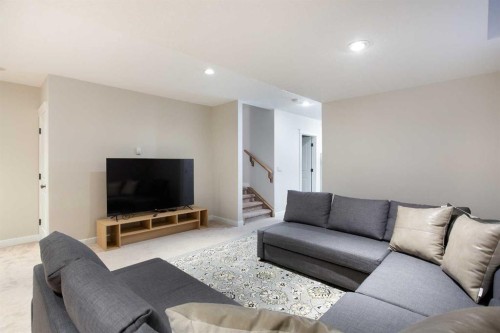 102-814 Memorial Drive Nw, Calgary, AB - Indoor Photo Showing Living Room