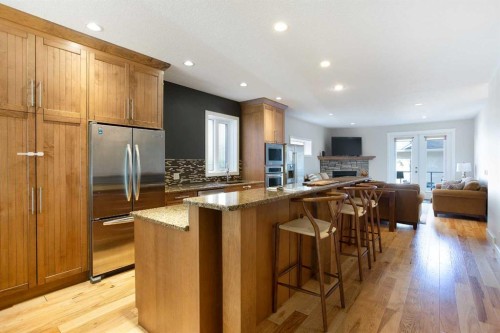 102-814 Memorial Drive Nw, Calgary, AB - Indoor Photo Showing Kitchen