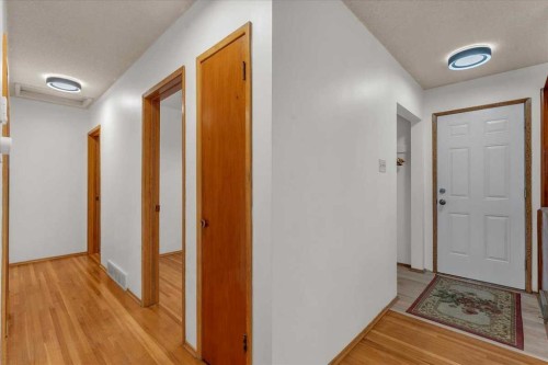 4920 Worcester Drive Sw, Calgary, AB - Indoor Photo Showing Other Room