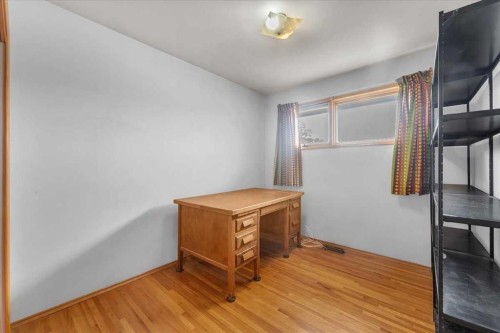 4920 Worcester Drive Sw, Calgary, AB - Indoor Photo Showing Other Room