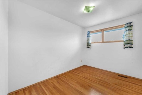 4920 Worcester Drive Sw, Calgary, AB - Indoor Photo Showing Other Room