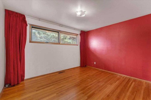 4920 Worcester Drive Sw, Calgary, AB - Indoor Photo Showing Other Room