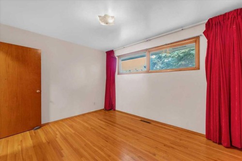 4920 Worcester Drive Sw, Calgary, AB - Indoor Photo Showing Other Room