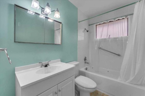 4920 Worcester Drive Sw, Calgary, AB - Indoor Photo Showing Bathroom