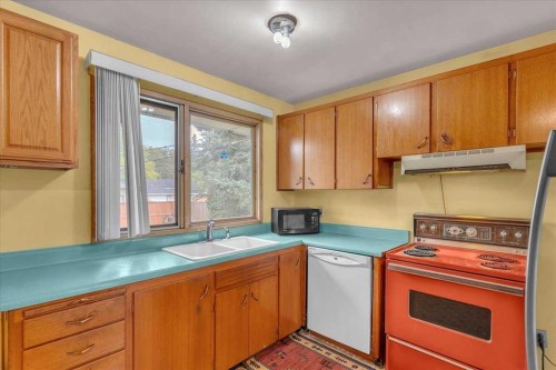 4920 Worcester Drive Sw, Calgary, AB - Indoor Photo Showing Kitchen With Double Sink